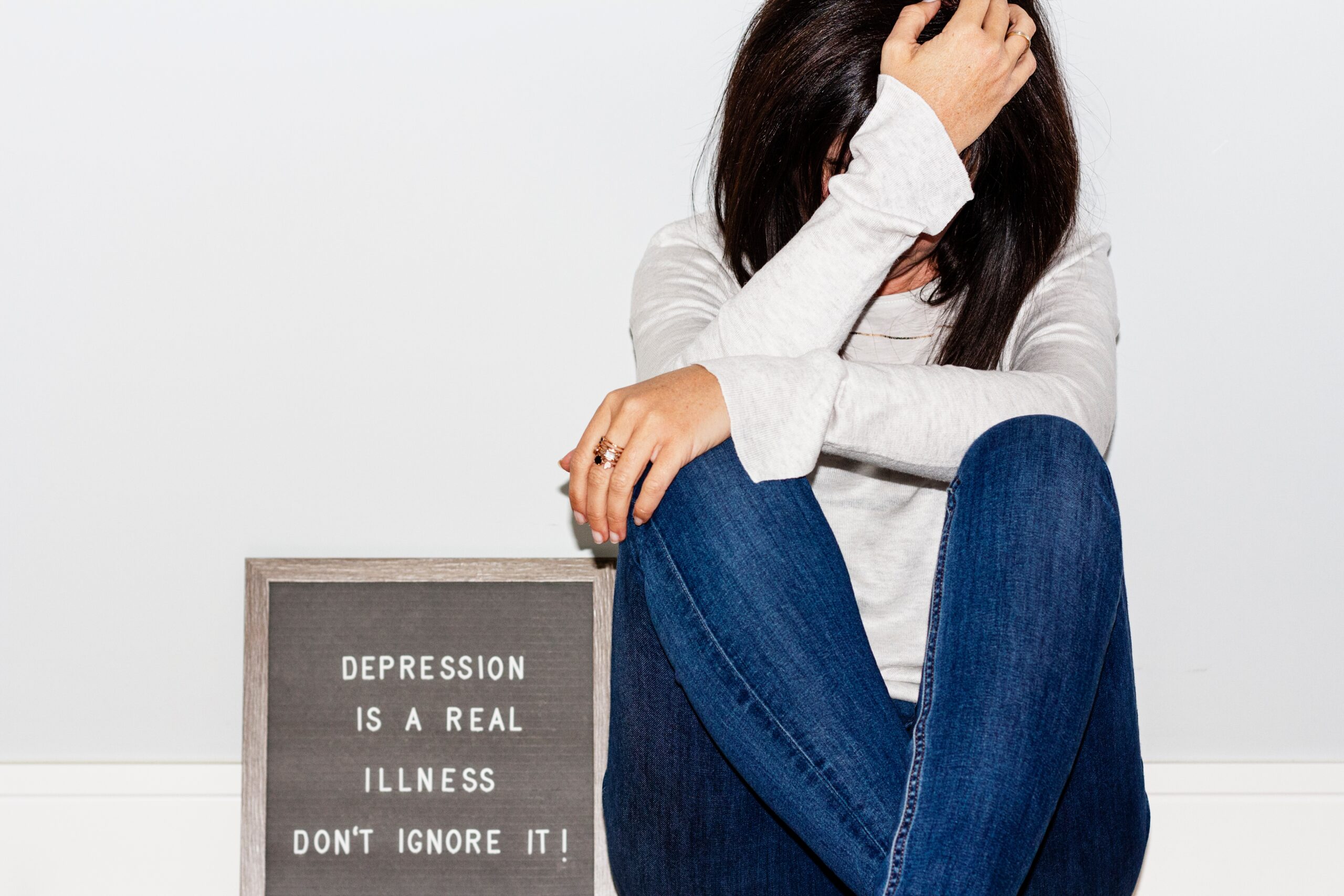 depressed-woman-with-a-hand-in-the-head-2024-12-02-22-57-33-utc